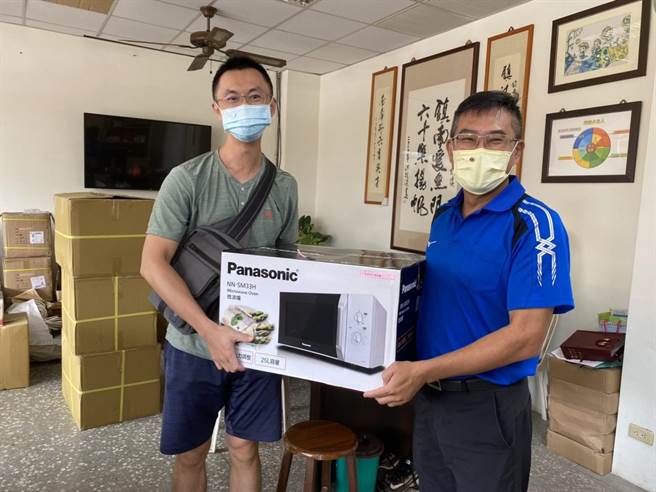 斗六市镇南国小庆祝教师节的夹娃娃机都是大奖，有微波炉、厨房锅具、保养品、乐透彩券等。（镇南国小提供）