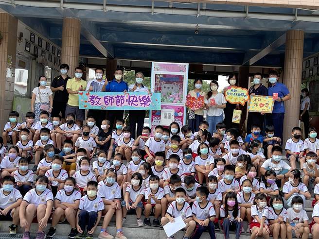 斗六市镇南国小庆祝教师节每年都有不同花样，今年搬来夹娃娃机。（镇南国小提供）。
