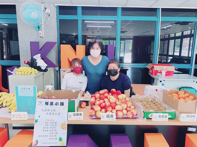 桃園市開南大學校長林玥秀（中）與同仁一起關心學生飲食健康。（開南大學提供／陳夢茹桃園傳真）