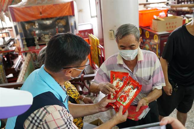 鹿港镇公所今天起发放65岁以上长者重阳敬老金，镇长许志宏（左）亲自前往顶厝里九华宫关心礼金发放情形，亲自为长者奉上敬老金。（谢琼云摄）