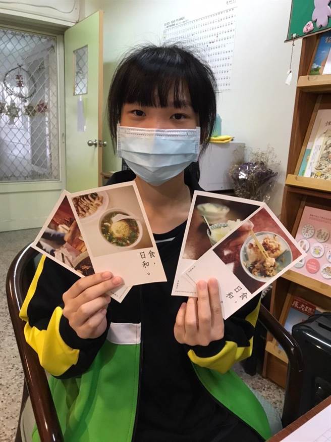 桃园至善高中学生手写明信片谢师恩祈福疫情退散。(校方提供／吕筱蝉桃园传真)