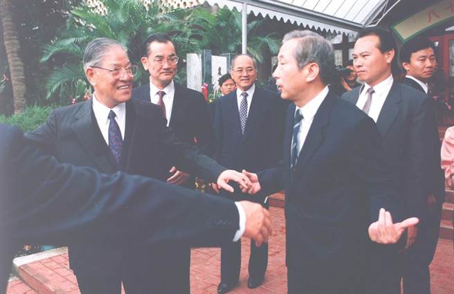 1991年10月李登辉总统主动拉着台大校长孙震的手，邀请孙震与其共乘座车。（黄子明摄）