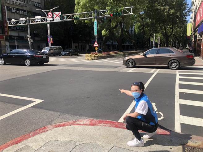 北市议员耿葳发现，市府4年砸了54亿元修护道路，但总开挖件数竟仍有2万5582件、民眾通报坑洞件数高达9967件，痛批路平破功。（北市议员耿葳研究室提供／张颖齐台北传真）