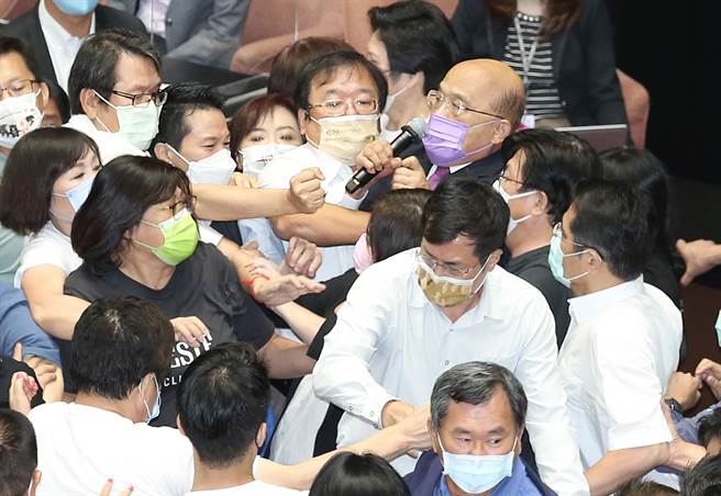 行政院长苏贞昌28日前往立法院施政报告并备质询，遭遇国民党杯葛，苏在蓝绿立委拉扯中完成施政报告。（姚志平摄）