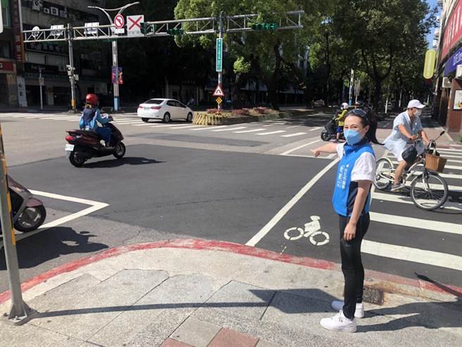 北市议员耿葳发现，市府4年砸了54亿元修护道路，但总开挖件数竟仍有2万5582件、民眾通报坑洞件数高达9967件，痛批路平破功。（北市议员耿葳研究室提供／张颖齐台北传真）