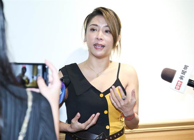 Amy今錄製完《新聞挖挖哇》後接受訪問。（陳俊吉攝）