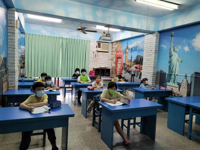 政府規定補習班學生容留人數為每人2.25平方米，造成只有約一半學生能上課，業者大呼難以生存。(補教業者提供／林欣儀台中傳真)