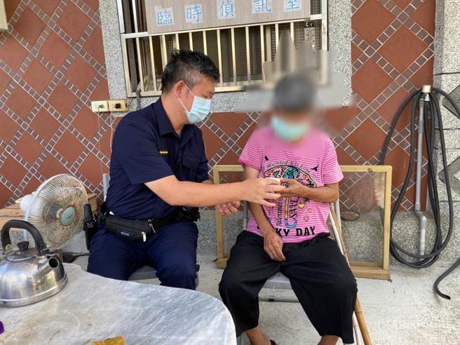 头份警分局蓬莱所员警将赖姓老妇带回派出所保护。（头份警分局提供／谢明俊苗栗传真）