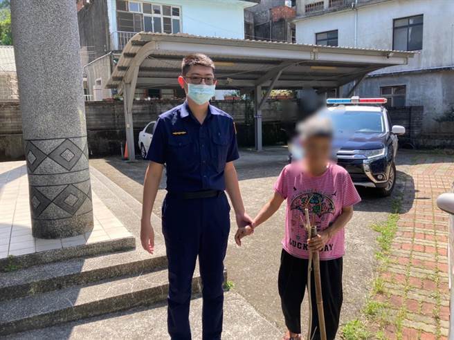 头份警分局蓬莱所员警将赖姓老妇带回派出所保护，安全护送返家。（头份警分局提供／谢明俊苗栗传真）