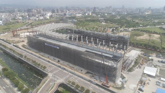 2019年开工的台中国际会展中心，一期工程延宕、二期流标。（台中市政府提供）