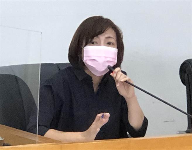 市议员陈淑华质疑，会展中心截至目前为止，工程进度只有30.57％，去年执行率只有19％！（陈世宗摄）