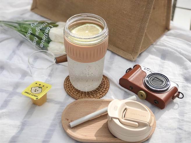 乐扣乐扣「清新北欧风两用耐热玻璃随行杯」500ML，奶茶新色。（乐扣乐扣提供）