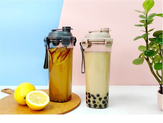 乐扣乐扣Tritan珍奶杯680ml，奶茶色、铁灰色。（乐扣乐扣提供）