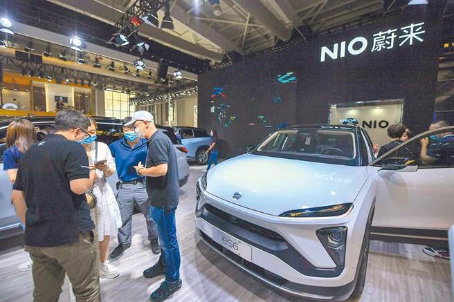 圖為大陸品牌蔚來汽車展示旗下電動車。（新華社資料照片）