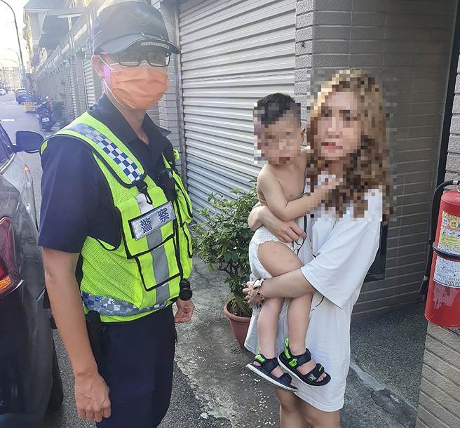 年仅2岁的施姓小男童，一大早仅包着尿布，就出门找妈妈，幸热心民眾报案，中市警局雾峰分局仁化派出所挨家挨户访查，终于让男童找到妈妈。（雾峰分局提供／黄国峰台中传真）
