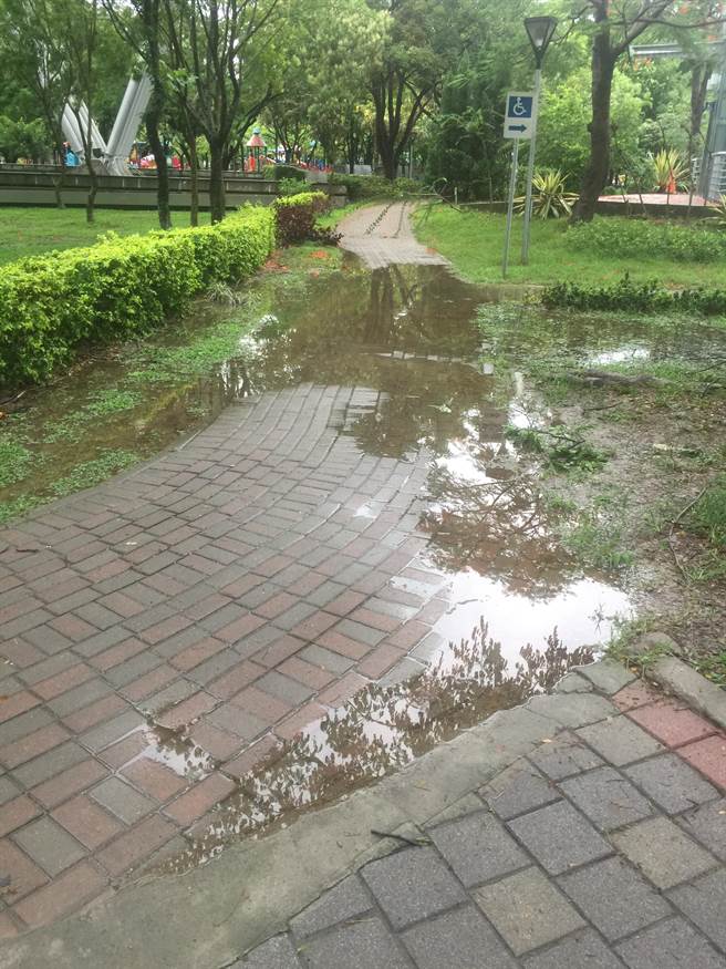 南瀛綠都心公園環狀步道，每逢強降雨，部分路段積水嚴重。（台南市政府工務局提供／張毓翎台南傳真）