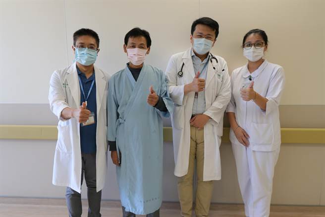 邱姓患者（左二）經治療後恢復良好，開心與醫師劉殷佐（左一）、江國峰（右二）合影。（林欣儀攝）