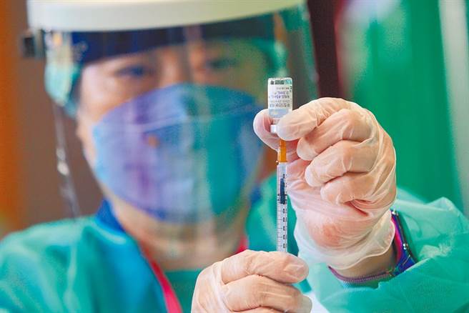 恩主公医院27日接种站进行BNT疫苗接种作业时，将未稀释的原液疫苗BNT误认是残剂疫苗，将高浓度疫苗打给25位民眾。图为医护人员抽取BNT疫苗。（资料照／张铠乙摄）
