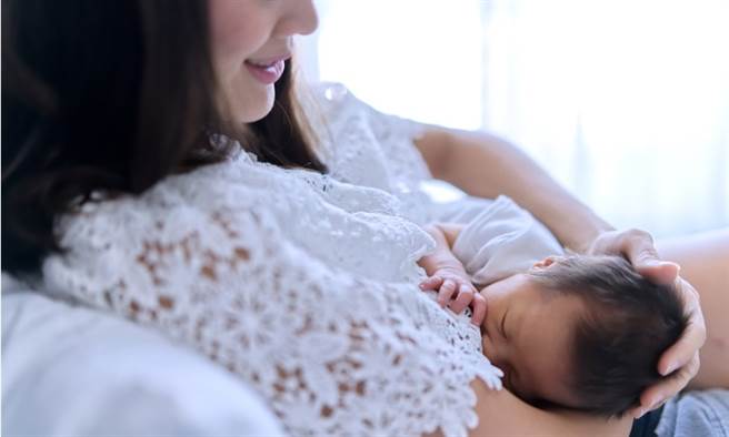 无法亲喂孩子，她乾脆在实验室做出母奶，「只想给宝宝最好的」。(示意图/Shutterstock)