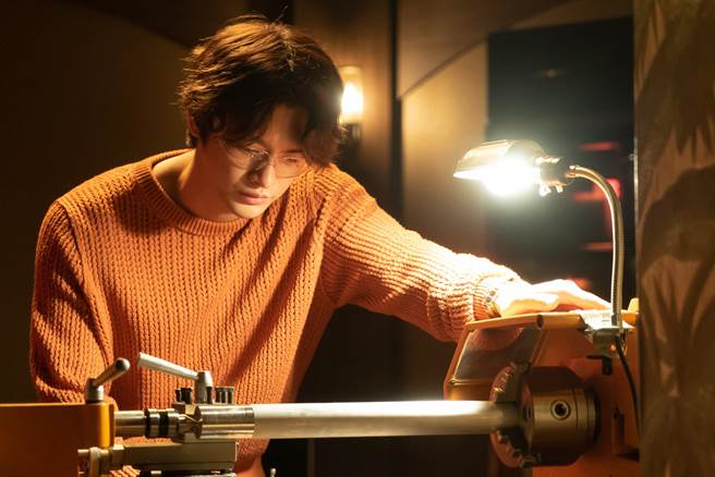 徐仁国饰演有着高贵外表却爱虚张声势的钻孔技术专家。（海乐影业提供）