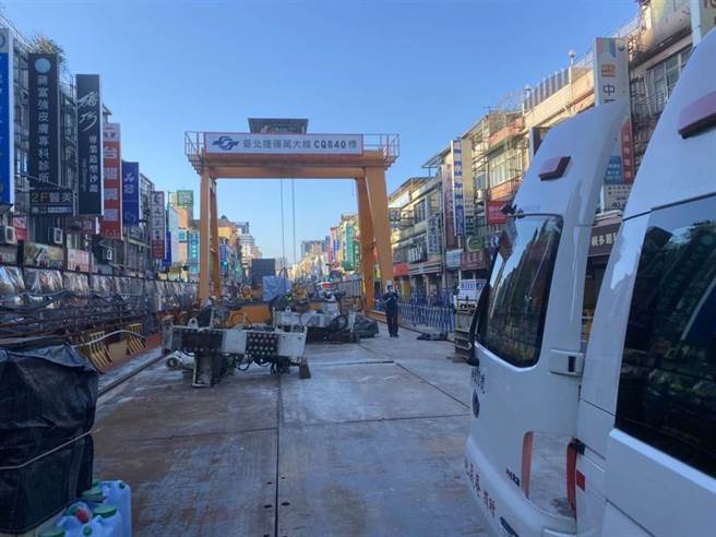 万大线发生施工意外，1工人遭机具夹头重伤。（陈鸿伟翻摄）
