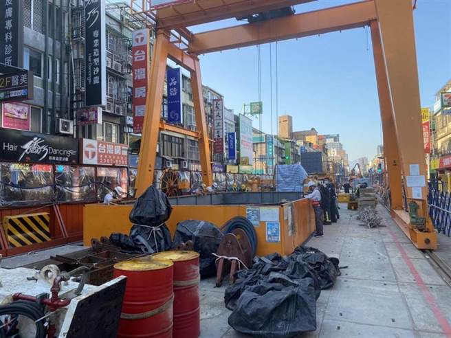 万大线发生施工意外，1工人遭机具夹头重伤。（陈鸿伟翻摄）
