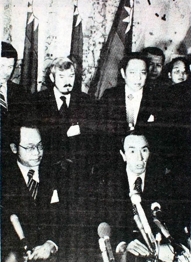 1978年12月28日美国谈判代表团副国务卿克里斯多福（前右）与我外交部次长钱復（前左），在松山军用机场发表声明。（姚琢奇摄，中时报系檔案照请勿转载）
