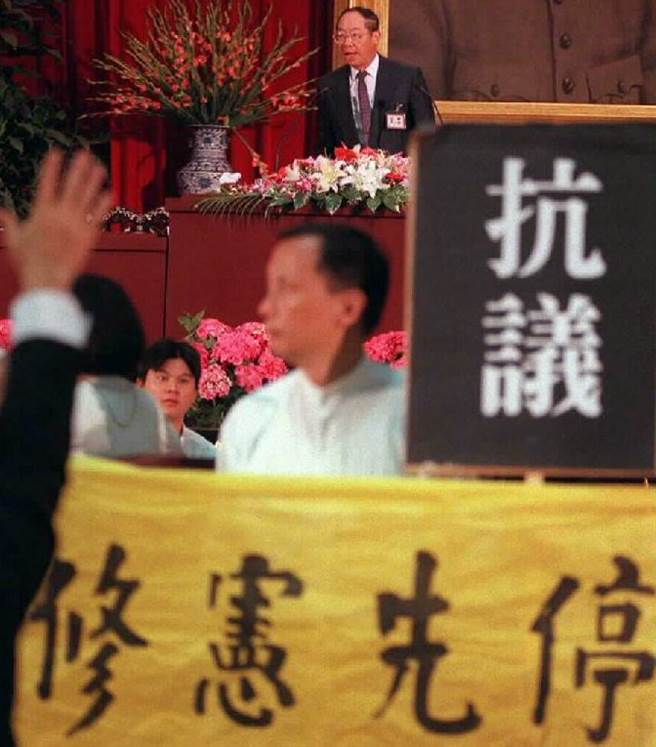 三届国大二次会议开始前新党国代聚集在发言台前静坐，并要求停止修宪，主持会议的钱復议长则在抗议声中宣布开会。（张家荣、柯承惠摄）