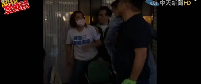 陳玉珍28日清晨突擊立院大門，與守衛在此的民進黨立委爆發衝突。(圖 翻攝自中天新聞畫面)