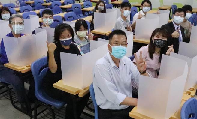 輔英科大校友總會理事長李雅靜、副理事長王建富今（28）日代表全體校友捐贈2500片防疫隔板給母校統籌運用。（柯宗緯翻攝）