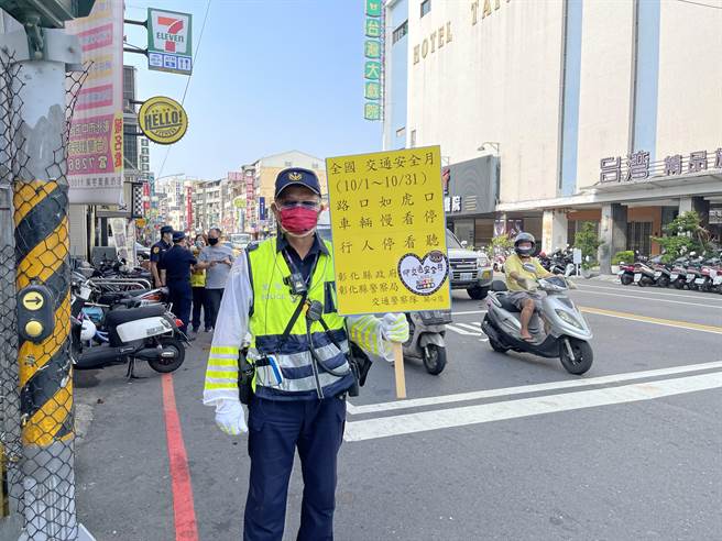 本月中甫獲警政署長陳家欽親自南下彰化頒獎表揚的「嗶嗶哥」江敦霖（中），一早現身彰化火車站宣導路口交通安全的停讓觀念。（謝瓊雲攝）