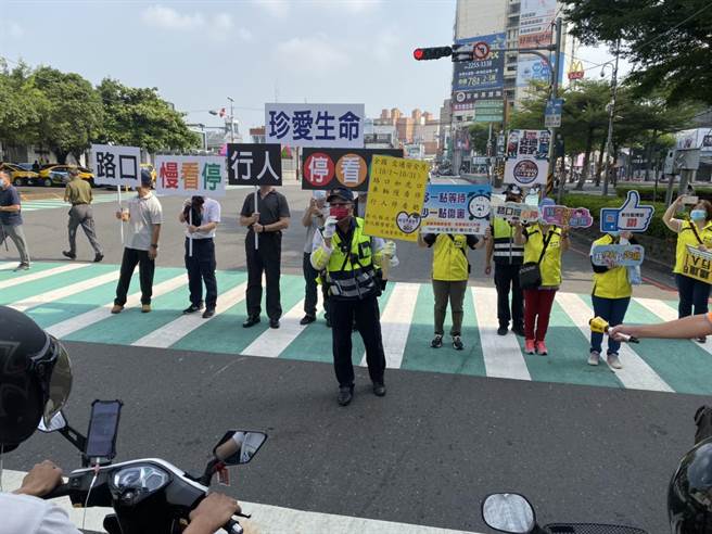 本月中甫獲警政署長陳家欽親自南下彰化頒獎表揚的「嗶嗶哥」江敦霖（中），一早現身彰化火車站宣導路口交通安全的停讓觀念。（謝瓊雲攝）
