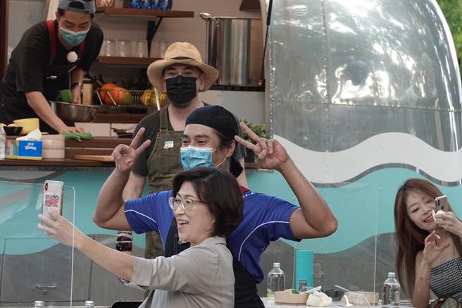 艺人黄秋生、庄凯勛、蔡凡熙28日下午现身台东市铁花村，台东县长饶庆铃化身小粉丝要求合照。（蔡旻妤摄）