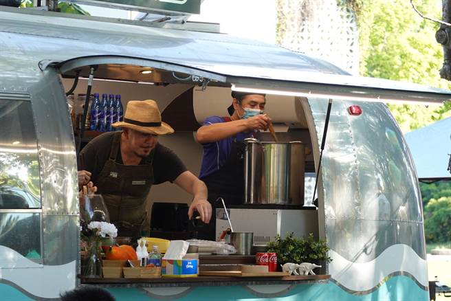 艺人黄秋生、庄凯勛、蔡凡熙28日下午现身台东市铁花村。（蔡旻妤摄）