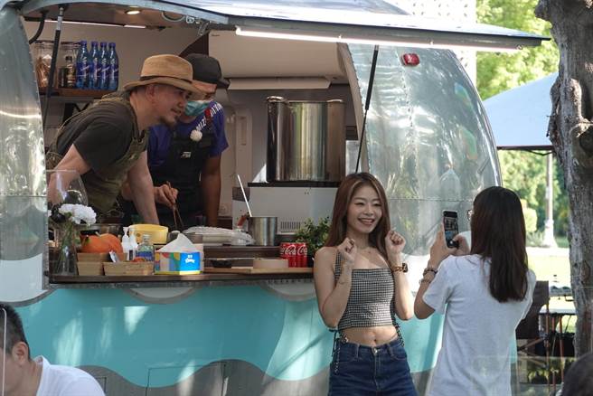 艺人黄秋生、庄凯勛、蔡凡熙28日下午现身台东市铁花村。（蔡旻妤摄）