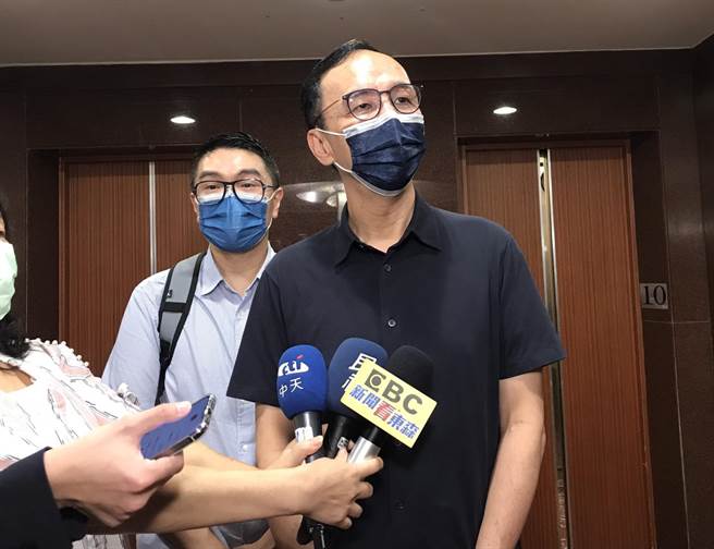 國民黨主席朱立倫表示，蘇貞昌忘了行政院長本分，早晚會被趕下台。（陳彩玲攝）