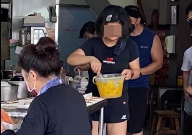 台南虾仁饭名店老板娘没戴口罩夹菜惹议，还反呛客人「去检举啊」。（图／翻摄脸书爆料公社）