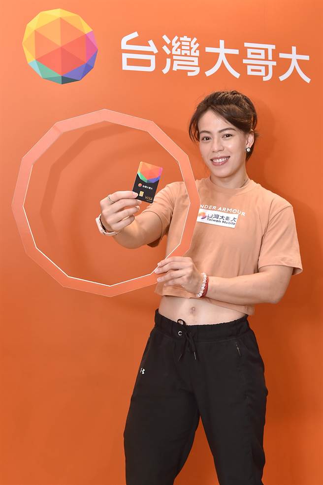 「台湾大哥大Open Possible联名卡」特别请到举重女神郭婞淳代言，这也是她在奥运夺金后的首个代言。(北富银提供)