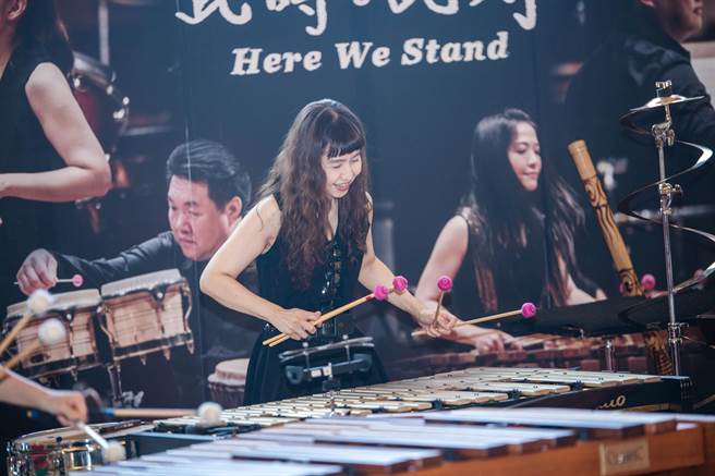 击乐家吴思珊将首演新生代作曲家蔡昀恬作品《每个人心中都有一个小丑》，首度挑战饰演小丑。（击乐文教基金会提供）