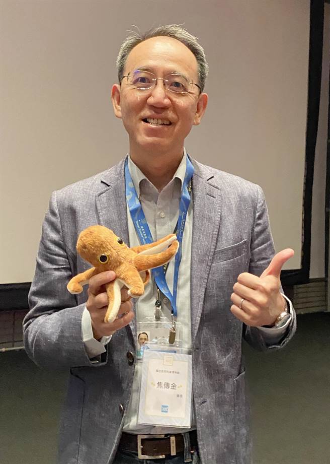 科博館館長焦傳金在「科學家見面會」專題演講中表示，烏賊能分辨數量，還具有風險評估能力。（陳淑芬攝）