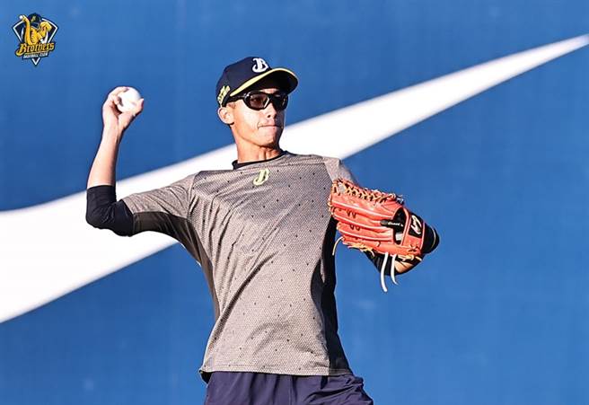 中信兄弟拉上「工具人」林志纲。（中信兄弟提供）