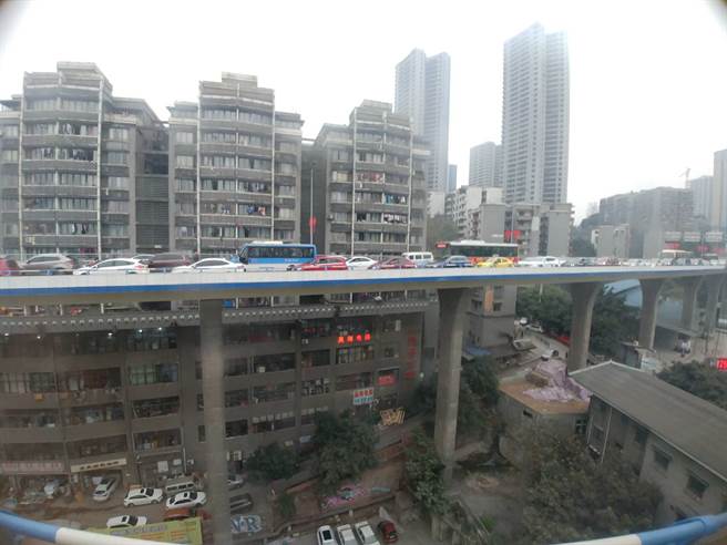 第一次來到重慶這個大城市，看到的每一樣事物，對我來說，事事新鮮 、處處驚奇，隨處一看。（台北市兩岸人民交流服務協會提供）