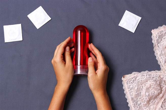 一名人妻在家中找出润滑油，才发现丈夫竟外遇多时。（示意图／Shutterstock）