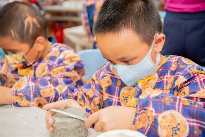 紅葉國小學生專注地製作屬於自己的水泥盆器。（台泥提供／蔡旻妤台東傳真）