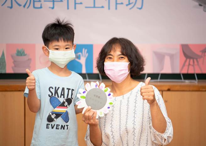 紅葉國小學生將製作水泥小花贈送給班導師。（台泥提供／蔡旻妤台東傳真）