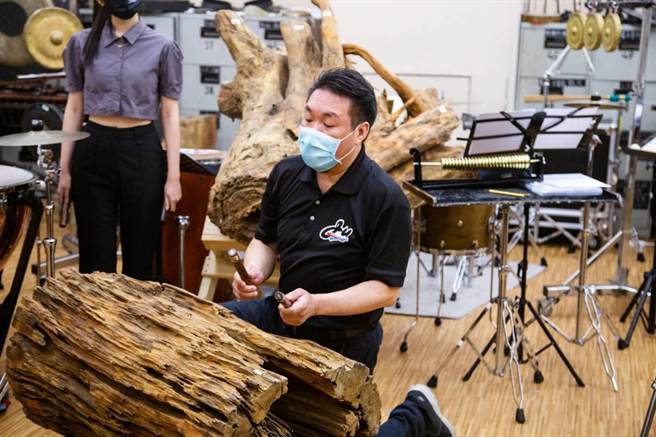 击乐家何鸿棋与作曲家樱井弘二，将原木搬上舞台作为乐器，要让观眾听见原始的木头之声。（击乐文教基金会提供）