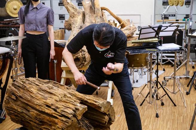 作曲家樱井弘二作品《将进酒蒙太奇》，将原木搬上舞台作为乐器，由击乐家何鸿棋担任主奏，要让观眾听见原始的木头之声。（击乐文教基金会提供）