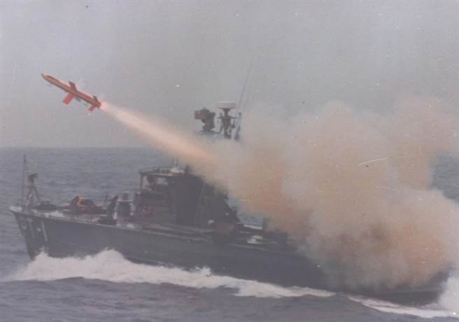 巡弋中的海军巡逻艇，射出一枚雄风飞弹，势如流星赶月。（中时摄影组翻摄）