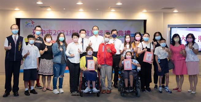 台中市长卢秀燕（左六）28日表扬荣获总统教育奖的6名学子，鼓励是翻转逆境的生命斗士。（卢金足摄）