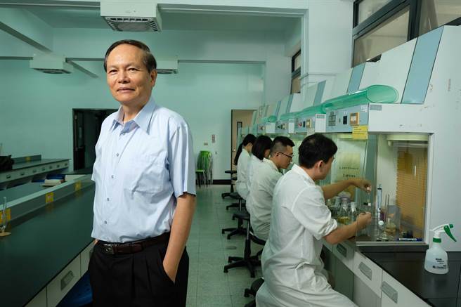素有「屏科大酱油之父」之称的谢宝全，在教师节当天荣获第45届十大农业专家殊荣。（屏科大提供／谢佳潾屏东传真）